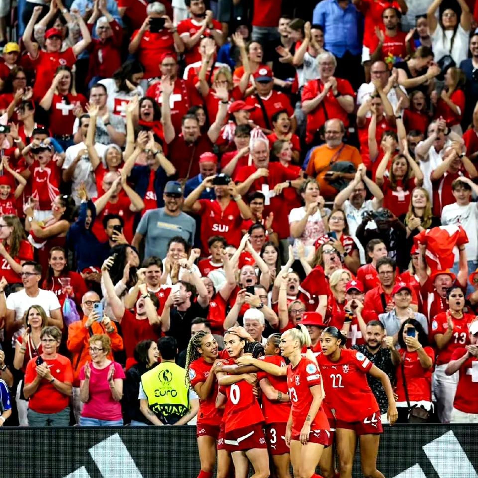 精彩：女足比赛欧洲杯冠军奖杯花落谁家