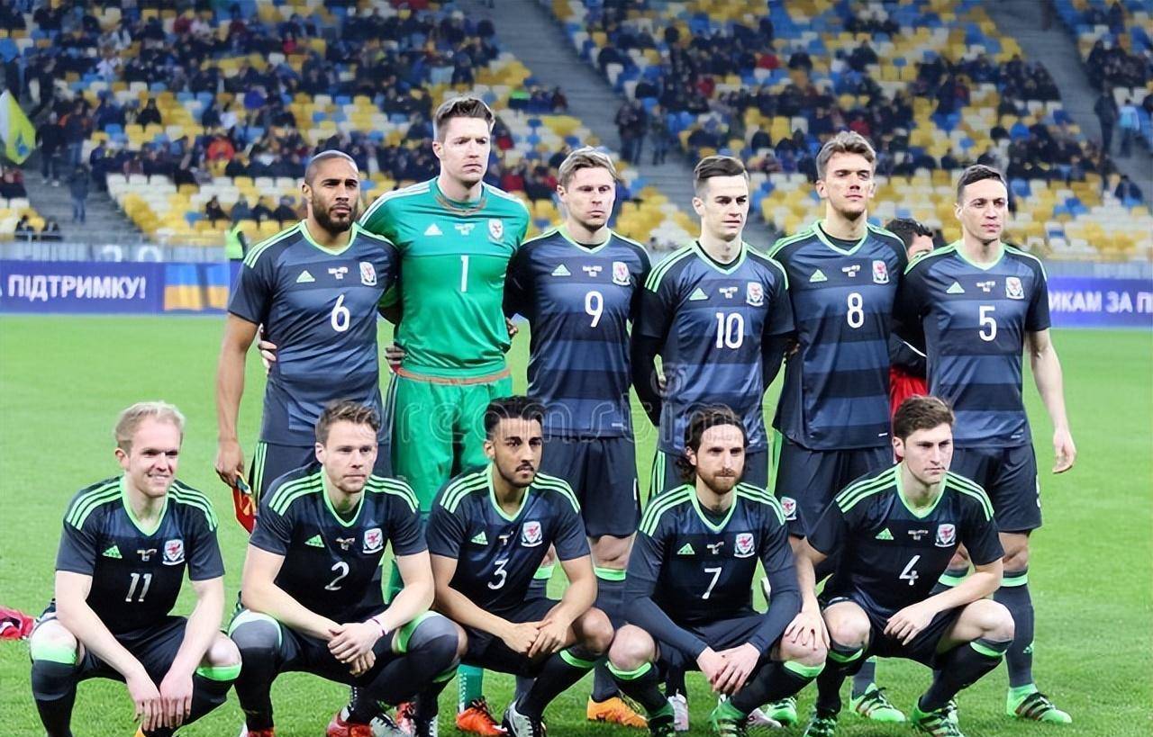 包含法国客场-击败芬兰，仍与瑞典争夺第一名的词条